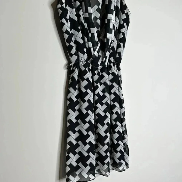 Black & White Dress - Picture 7 of 11